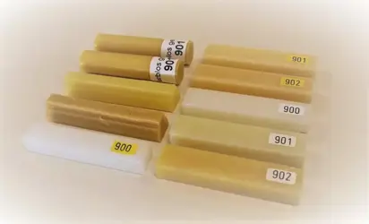 Vosk tvrdý; žltý, priesvitný